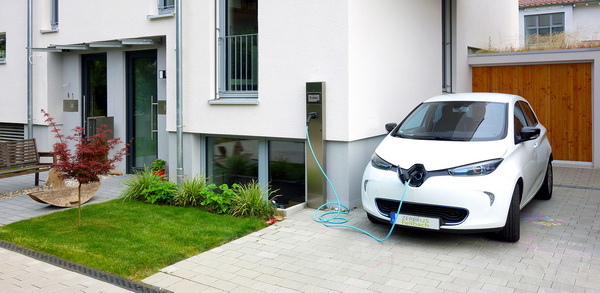 Über eine Ladestation wird das Elektrofahrzeug mit PV-Strom vom Hausdach versorgt. (© Fraunhofer ISE)
